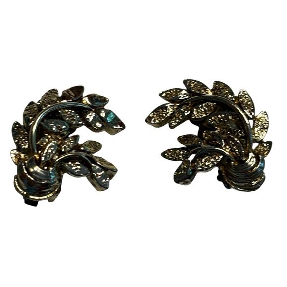 Vintage Vogue clip on earrings textured dimensional silvertone mid century - Picture 2 of 6